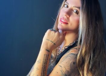 المسمار الإلكتروني | ديالا مرتضى.. رحلة إبداع ترويها الحبر والإبرة