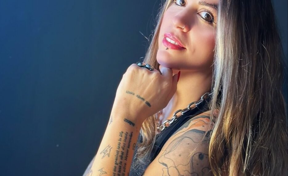 ديالا مرتضى.. رحلة إبداع ترويها الحبر والإبرة 1 المسمار الإلكتروني | ديالا مرتضى.. رحلة إبداع ترويها الحبر والإبرة