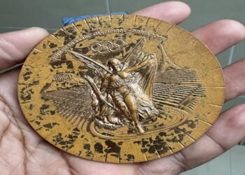 المسمار الإلكتروني | عيوب في ميداليات أولمبياد باريس 2024: رياضيون يطالبون بالاستبدال بعد تآكلها