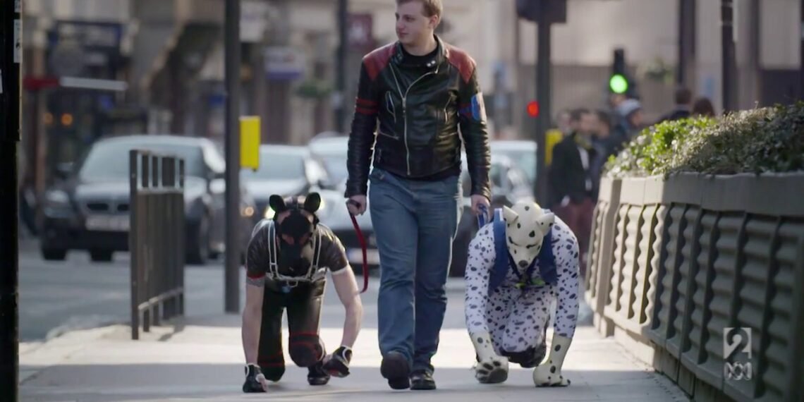 الكلاب البشرية: ظاهرة غريبة تغزو العالم العربي وتثير الجدل – بين الهروب من الواقع والمخاطر الاجتماعية والصحية 1 المسمار الإلكتروني | الكلاب البشرية: ظاهرة غريبة تغزو العالم العربي وتثير الجدل – بين الهروب من الواقع والمخاطر الاجتماعية والصحية