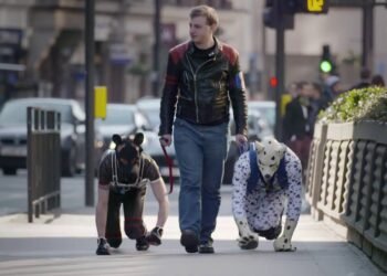 المسمار الإلكتروني | الكلاب البشرية: ظاهرة غريبة تغزو العالم العربي وتثير الجدل – بين الهروب من الواقع والمخاطر الاجتماعية والصحية