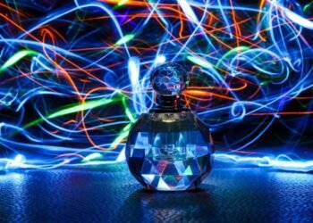 المسمار الإلكتروني | شراء العطور عبر الإنترنت: هل ستتيح لنا التكنولوجيا شم الروائح إلكترونياً في المستقبل؟ بقلم رئيس التحرير حسين عباس غزالة