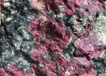 المسمار الإلكتروني | اكتشاف معدن جديد في روسيا: برونوفسكايت يُضاف إلى قائمة المعادن العالمية ببنية بلورية فريدة