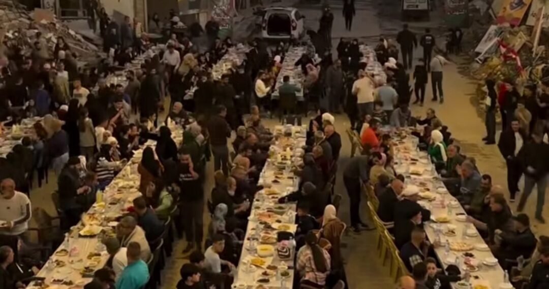 المسمار الإلكتروني | موائد الصمود: إفطار رمضاني فوق أنقاض مدينة الخيام في جنوب لبنان..