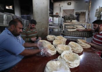 أزمة إنسانية خانقة في اللاذقية: انقطاع الكهرباء والمياه ونقص الخبز يهدد حياة الآلاف