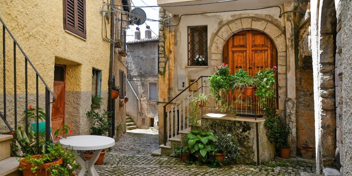 إيطاليا تعيد إحياء مدنها المهجورة: منازل مقابل يورو واحد بشرط الترميم.. 1 المسمار الإلكتروني | إيطاليا تعيد إحياء مدنها المهجورة: منازل مقابل يورو واحد بشرط الترميم..