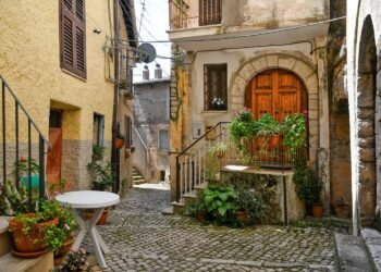 المسمار الإلكتروني | إيطاليا تعيد إحياء مدنها المهجورة: منازل مقابل يورو واحد بشرط الترميم..