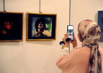 المسمار الإلكتروني | "وجوه من بلدي": معرض فني يختزل ذاكرة اللجوء السوري بين فرشاة التشكيل وعدسة الضوء..