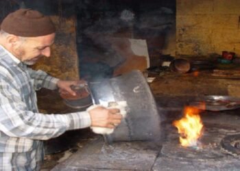 المسمار الإلكتروني | من السقا إلى الطرابيشي: حكايات المهن الدمشقية التي رحلت بصمت!