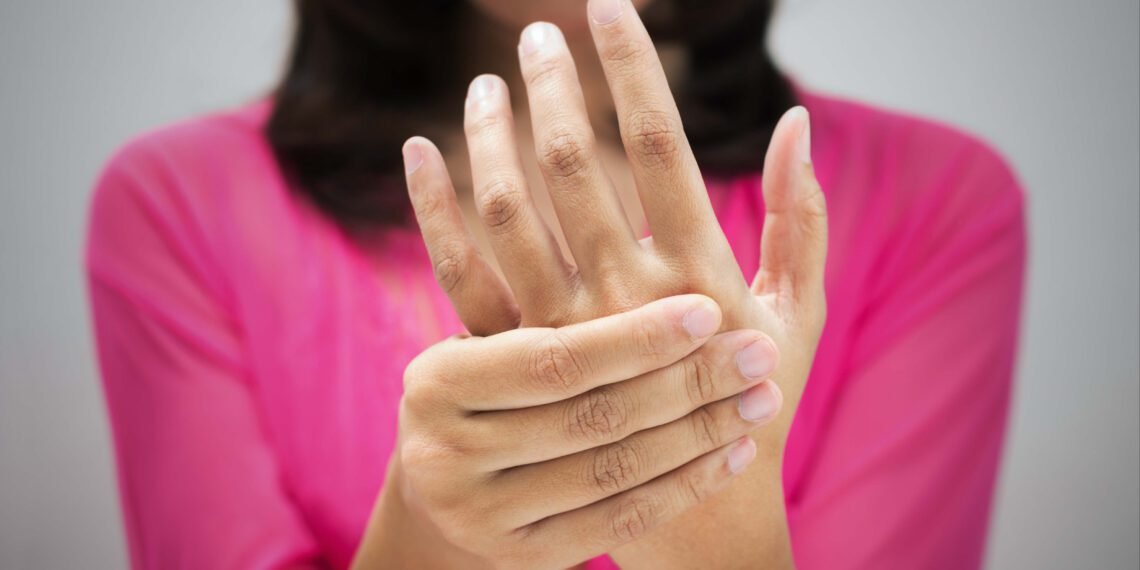 تنميل اليدين: الأسباب الخفية وضرورة التشخيص الدقيق قبل العلاج 1 المسمار الإلكتروني | تنميل اليدين: الأسباب الخفية وضرورة التشخيص الدقيق قبل العلاج