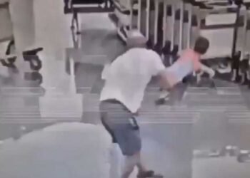 المسمار الإلكتروني | في مطار موسكو: الإنسانية تحت الاختبار.. طفل يُرمى أرضًا بعنف واتهام الجاني بمحاولة القتل