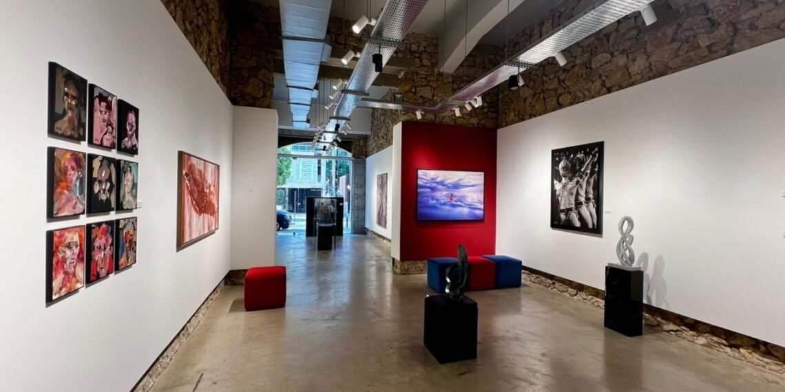 المسمار الإلكتروني | «أنسجة تعبيرية»: حين تتقاطع الرؤى الفنية في قلب بيروت..