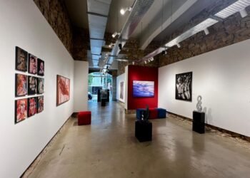 المسمار الإلكتروني | «أنسجة تعبيرية»: حين تتقاطع الرؤى الفنية في قلب بيروت..