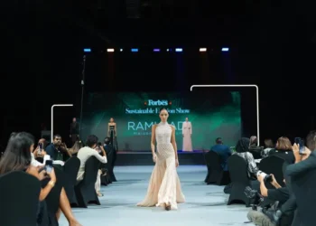 المسمار الإلكتروني | حين تلتقي الأناقة بالاستدامة: سيدات إماراتيات يصمّمن مستقبل الموضة الصديقة للكوكب..