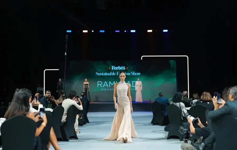 المسمار الإلكتروني | حين تلتقي الأناقة بالاستدامة: سيدات إماراتيات يصمّمن مستقبل الموضة الصديقة للكوكب..