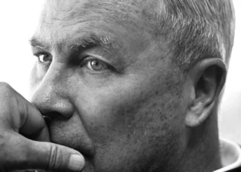 المسمار الإلكتروني | روبرت ويلسون: رحلة مبدعة في عالم المسرح والفن البصري