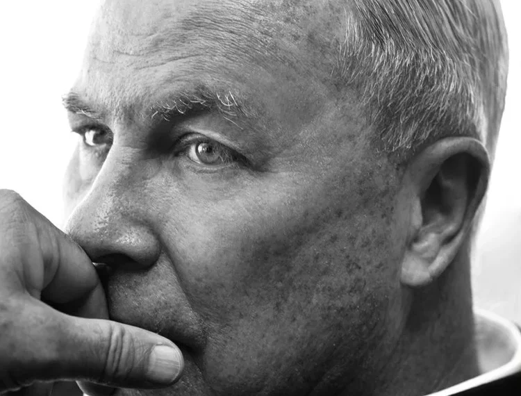 المسمار الإلكتروني | روبرت ويلسون: رحلة مبدعة في عالم المسرح والفن البصري