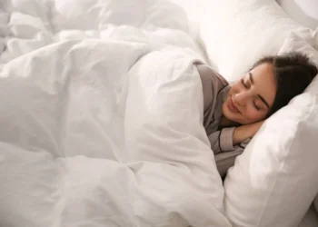 الميلاتونين: دليلك الآمن لتنظيم النوم وفهم الجرعات والمحاذير