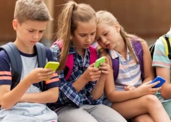 الهاتف الذكي قبل الـ13.. لعبة تسلية أم قنبلة موقوتة للصحة النفسية؟
