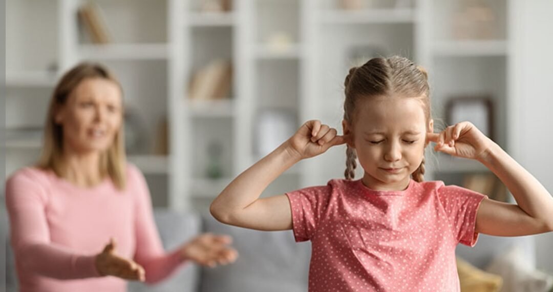 المسمار الإلكتروني | سلوك العناد عند الأطفال: الأسباب والحلول الفعّالة..