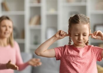 المسمار الإلكتروني | سلوك العناد عند الأطفال: الأسباب والحلول الفعّالة..