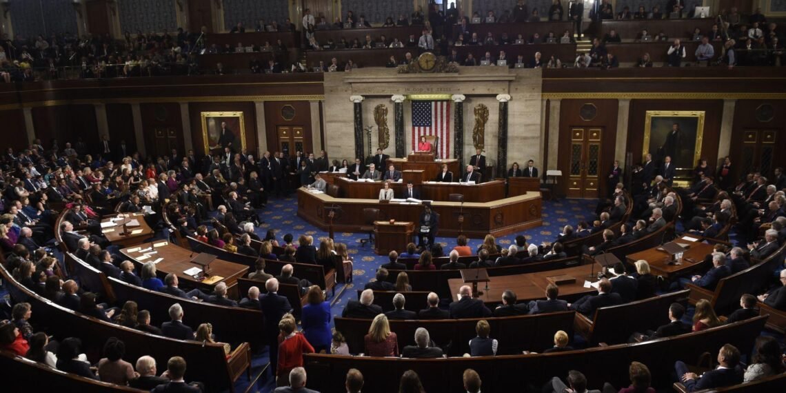 انقسام أميركي حاد حول الضربات على إيران: جدل الشرعية ومخاطر التصعيد 1 انقسام أميركي حاد حول الضربات على إيران: جدل الشرعية ومخاطر التصعيد