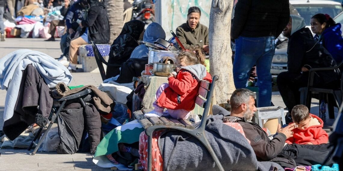 تحت المطر وفي الشوارع: رمضان يثقل كاهل نازحي الجنوب والضاحية في بيروت وصيدا..