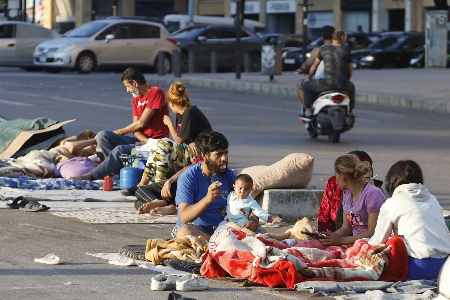 المسمار الإلكتروني | تحت المطر وفي الشوارع: رمضان يثقل كاهل نازحي الجنوب والضاحية في بيروت وصيدا..