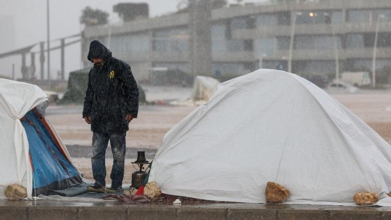 خيمٌ للنجاة أم “مخالفة” يجب هدمها؟ فضيحة إيواء النازحين في الشويفات! 1 خيمٌ للنجاة أم “مخالفة” يجب هدمها؟ فضيحة إيواء النازحين في الشويفات!