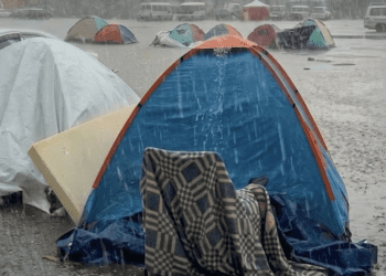 ملايين الدولارات تمر عبر وزارة الشؤون الاجتماعية.. فلماذا يغرق النازحون في الشوارع تحت المطر؟