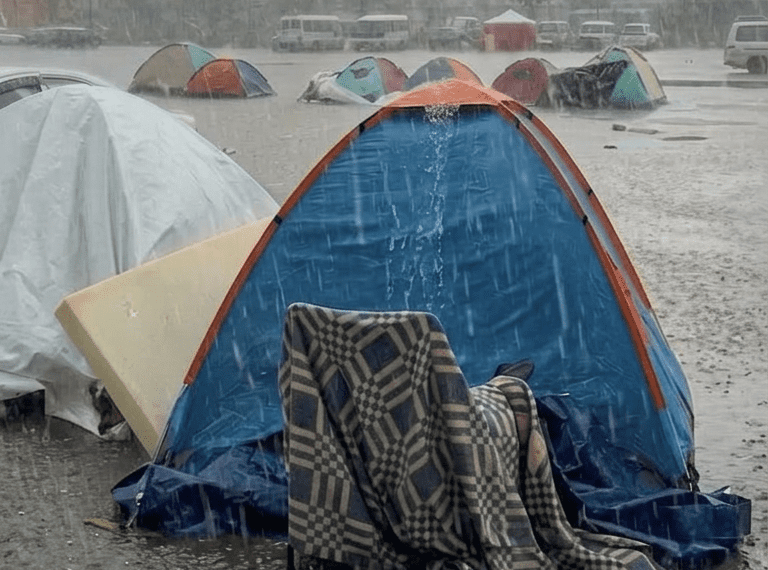 ملايين الدولارات تمر عبر وزارة الشؤون الاجتماعية.. فلماذا يغرق النازحون في الشوارع تحت المطر؟ 1 ملايين الدولارات تمر عبر وزارة الشؤون الاجتماعية.. فلماذا يغرق النازحون في الشوارع تحت المطر؟