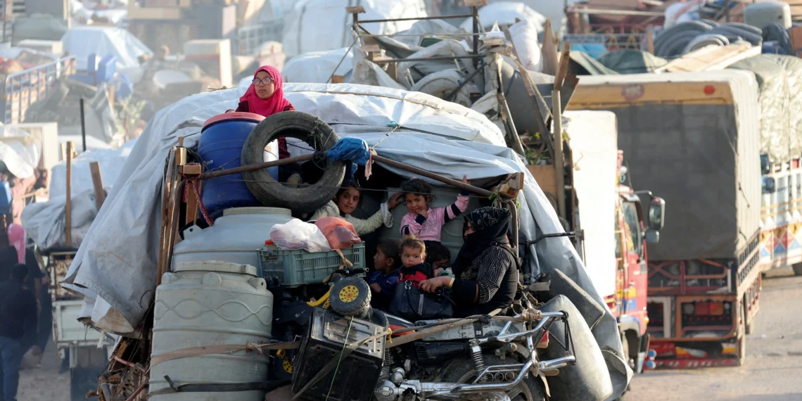 موجات عودة السوريين من لبنان… نزوح معكوس تحت ضغط الحرب والتغيرات السياسية 1 موجات عودة السوريين من لبنان… نزوح معكوس تحت ضغط الحرب والتغيرات السياسية