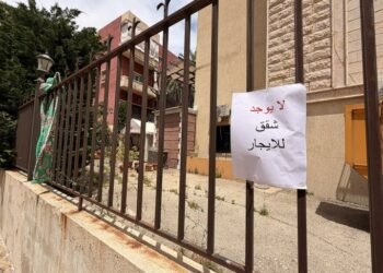 على أبواب المدارس ومكاتب السماسرة.. نازحون بين جشع الإيجارات وغياب الرقابة ..