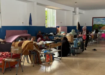 هدأت الجبهة فانطفأت الإغاثة: نازحو الجنوب عالقون بين المدارس والركام..