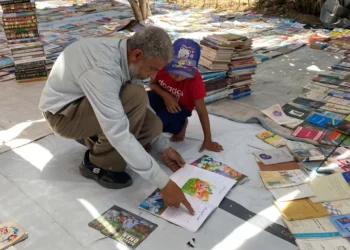 مكتبة تحت الركام: كيف يحاول بائع كتب في غزة إنقاذ الذاكرة من الحرب؟