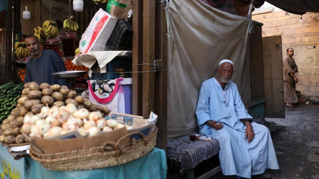 المسمار الإلكتروني | الغلاء يعيد تشكيل مائدة المصريين: أسر تقلّص غذاءها وأسواق تفقد زبائنها