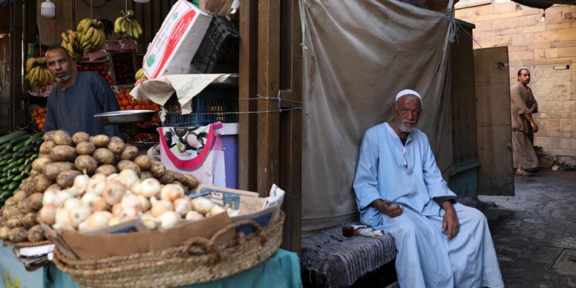الغلاء يعيد تشكيل مائدة المصريين: أسر تقلّص غذاءها وأسواق تفقد زبائنها