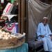 الغلاء يعيد تشكيل مائدة المصريين: أسر تقلّص غذاءها وأسواق تفقد زبائنها