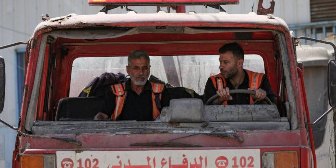 الدفاع المدني في غزة على حافة التوقف: آليات مدمرة ونداءات استغاثة بلا استجابة