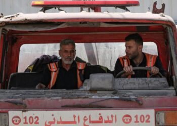 الدفاع المدني في غزة على حافة التوقف: آليات مدمرة ونداءات استغاثة بلا استجابة