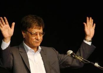 محمود درويش خارج الأيقونة: سيرة قصيدة تتغيّر ولا تنتهي!