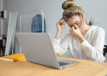 الوضع الداكن لا يحمي العينين بالضرورة.. ما العوامل الحقيقية وراء إجهاد العين الرقمي؟