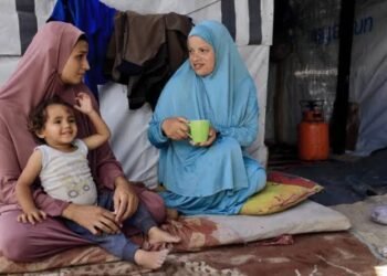 صلة الرحم في خيام غزة.. حين تصبح الزيارة رحلة شاقة!