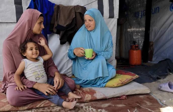 صلة الرحم في خيام غزة.. حين تصبح الزيارة رحلة شاقة! 1 صلة الرحم في خيام غزة.. حين تصبح الزيارة رحلة شاقة!