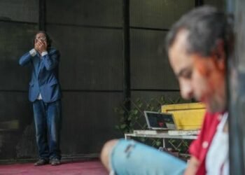 «مسرح الغرفة»… حين تصبح العتمة مساحةً لقول الحقيقة!