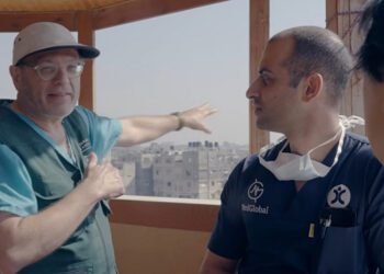 «أميركان دكتور»… ثلاثة أطباء أميركيين يشهدون على جحيم مستشفيات غزة