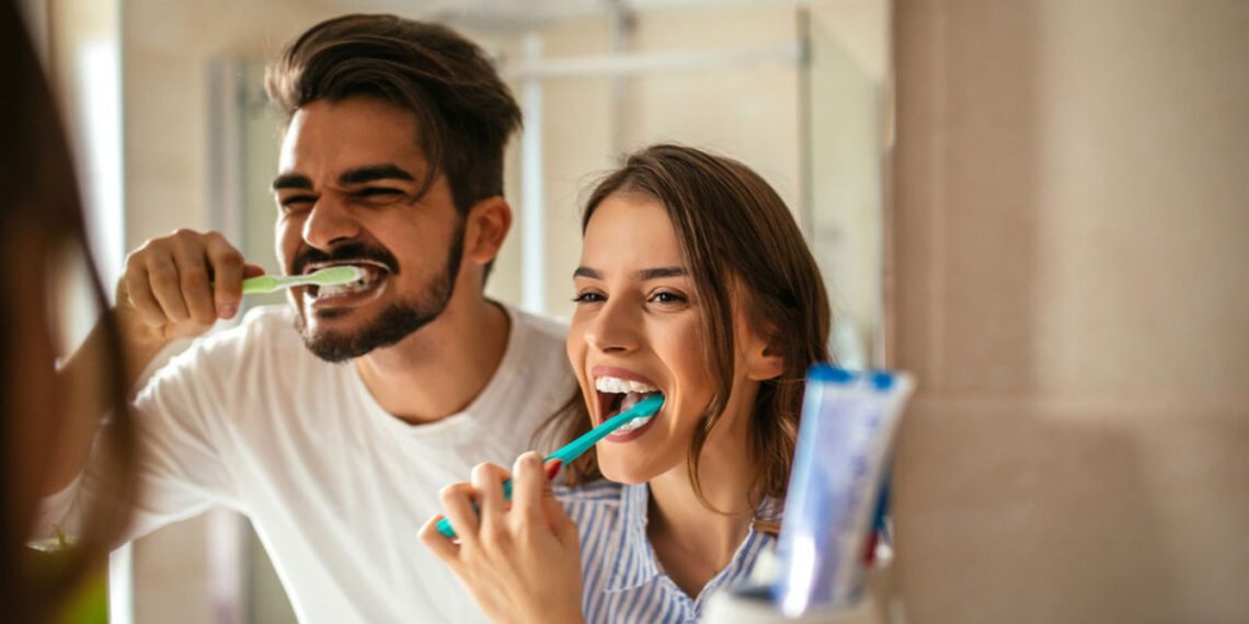 تنظيف الأسنان بعد الطعام.. متى تحمي الفرشاة المينا ومتى قد تضرها؟