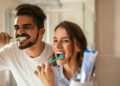 تنظيف الأسنان بعد الطعام.. متى تحمي الفرشاة المينا ومتى قد تضرها؟
