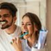 تنظيف الأسنان بعد الطعام.. متى تحمي الفرشاة المينا ومتى قد تضرها؟ 5 تنظيف الأسنان بعد الطعام.. متى تحمي الفرشاة المينا ومتى قد تضرها؟