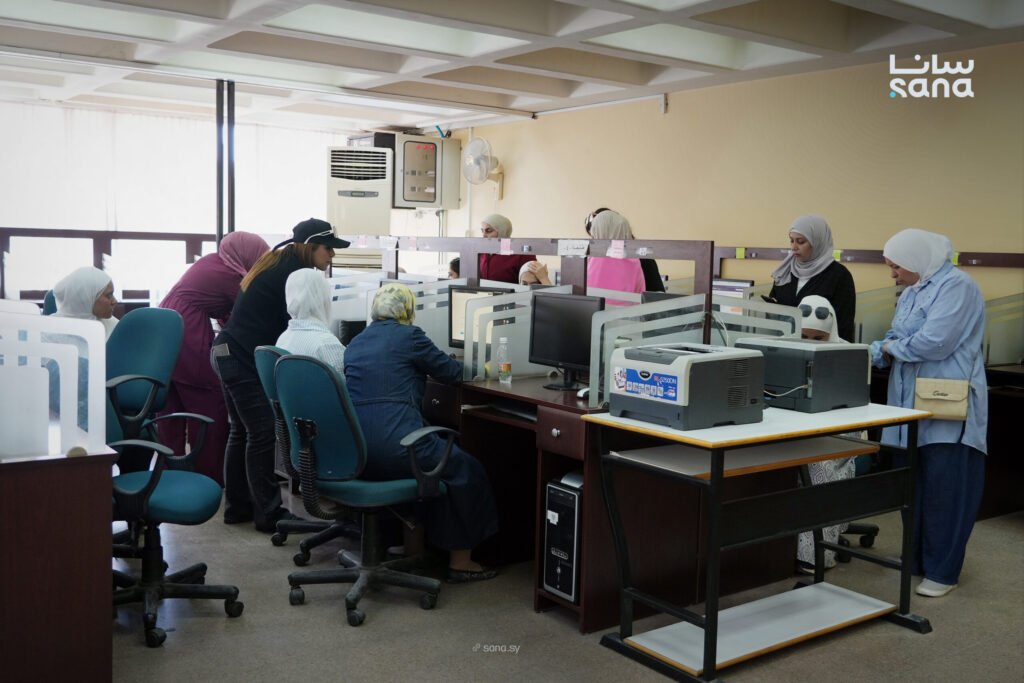 طالبات خلال إجراءات التسجيل الإلكتروني للمفاضلة الجامعية في دمشق، في صورة أرشيفية من عام 2025.